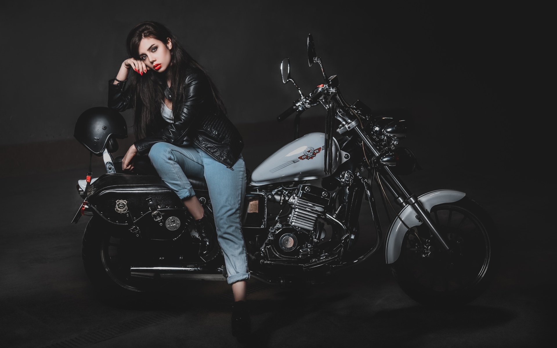 Biker girls: style and drive brings the glow — live moments in Zagreb