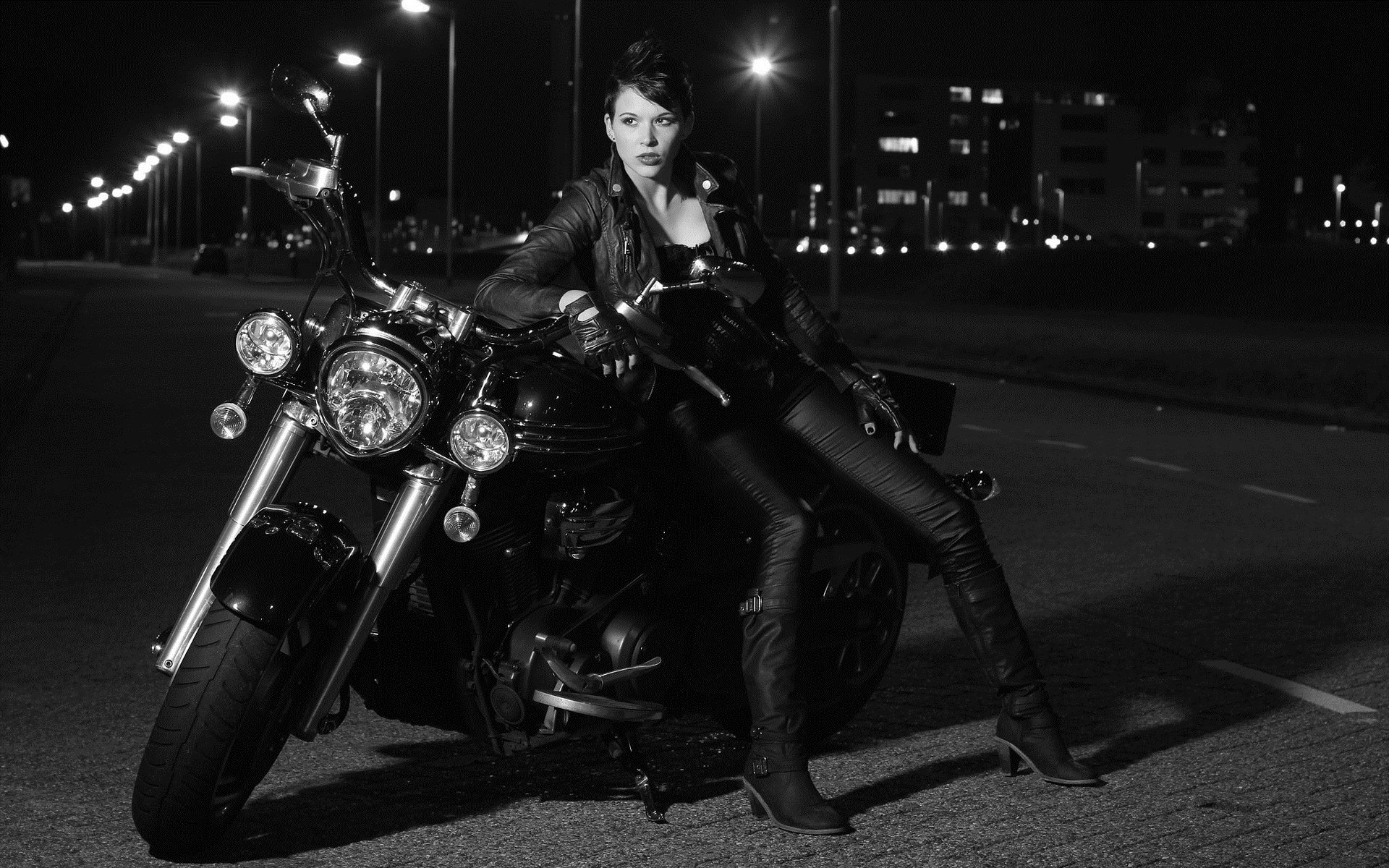 Photo Beautiful girls and motorcycles in Zagreb