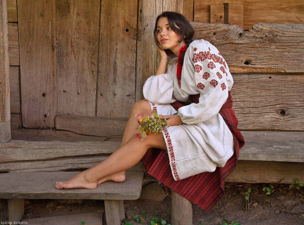 Fresh photos, fresh mood — Women in Slavic costumes online in Zagreb